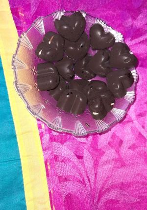 હોમમેડ ચોકલેટ (Homemade chocolate recipe in gujarati) રેસીપી મુખ્ય ફોટો