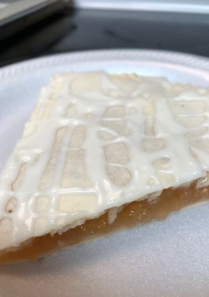 A picture of Giant Pop Tart Pie.