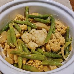 A picture of Curried Cauliflower and Beans.