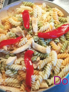 Una foto de Pasta tricolor con pollo, rápidos de hacer