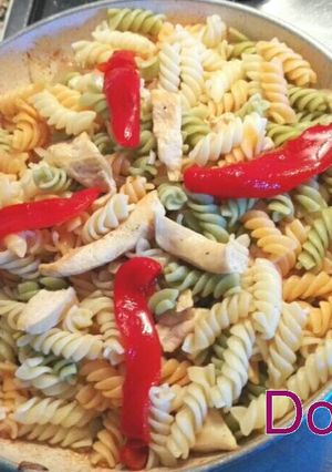 Una foto de Pasta tricolor con pollo, rápidos de hacer