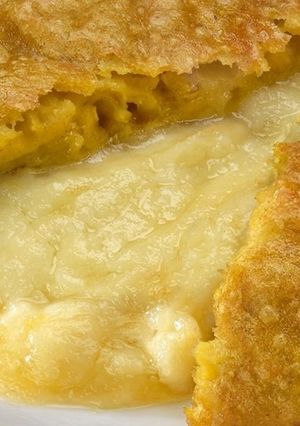 Una foto de Tortilla de plátano verde rellena de queso