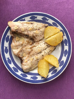 Una foto de Dorada 🐟 a la espalda con patatas, al horno