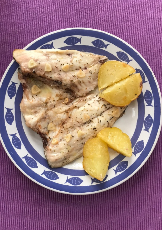 Una foto de Dorada 🐟 a la espalda con patatas, al horno