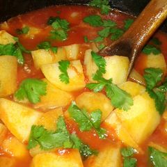 A picture of Potatoes in tomatoes soup.