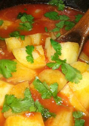 A picture of Potatoes in tomatoes soup.