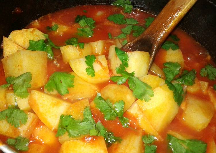 Potatoes in tomatoes soup