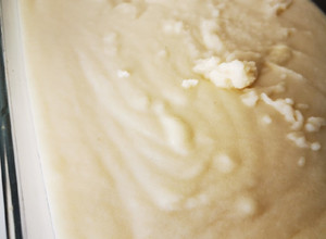 Una foto de Sémola con leche y caramelo