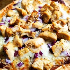 A picture of BBQ pizza.