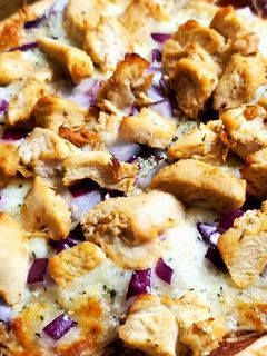 A picture of BBQ pizza.