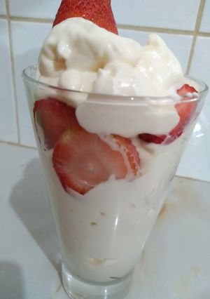 Una foto de Frutillas con crema