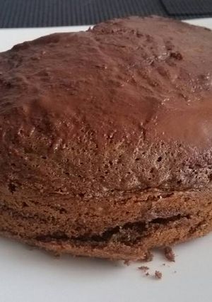 Una foto de Torta de chocolate con cubierta de chocolate