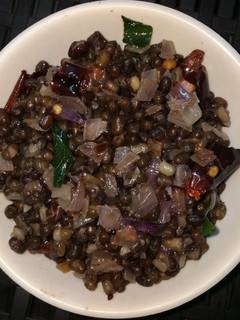 கருப்பு உளுந்து சுண்டல் (Karuppu ulunthu sundal Recipe in Tamil) செய்முறை முக்கிய புகைப்படம்