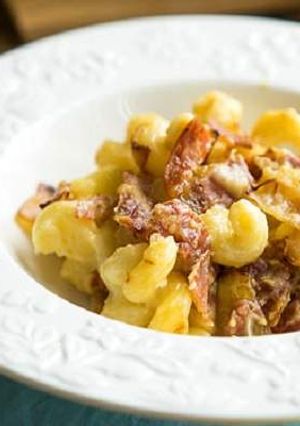 Фото Макароны с беконом, грушей и сыром.