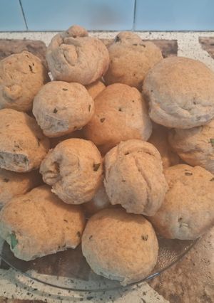 Una foto de Bollitos semi integral con puré de boniato y perejil veganos 🍠🥖