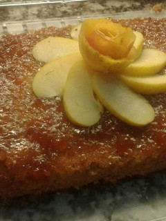A picture of Apple and cinnamon cake.