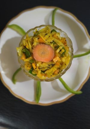 કોબી ગાજરનો મિક્સ સંભારો(Cabbage carrot sambharo recipe in Gujarati) રેસીપી મુખ્ય ફોટો