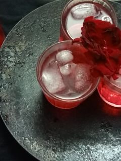 રોઝ શરબત (Rose Sharbat Recipe In Gujarati) રેસીપી મુખ્ય ફોટો