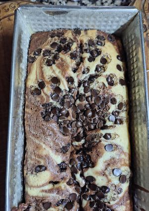 Una foto de Budín marmolado con chips de chocolate