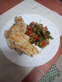 Una foto de Pechuga a la plancha con salteado de verduras para estudiantes