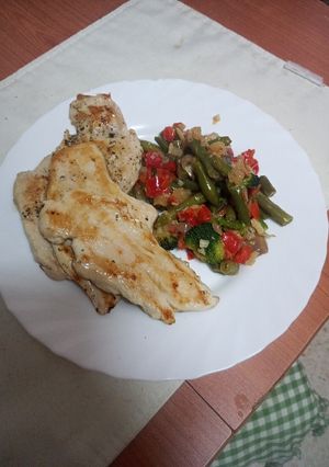 Una foto de Pechuga a la plancha con salteado de verduras para estudiantes