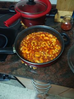 Una foto de Garbanzos con langostinos