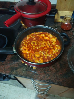 Una foto de Garbanzos con langostinos