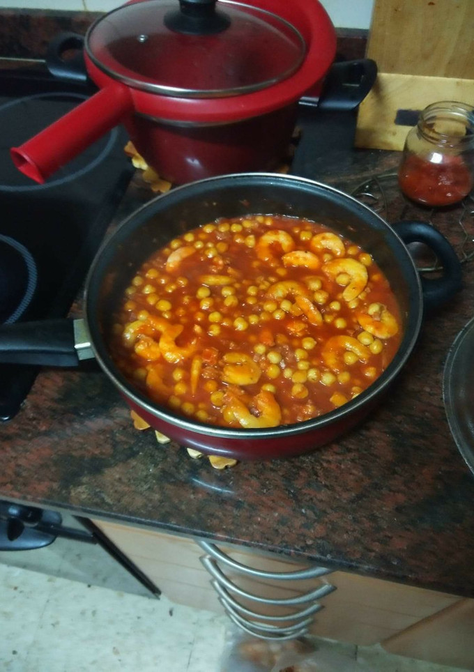 Una foto de Garbanzos con langostinos