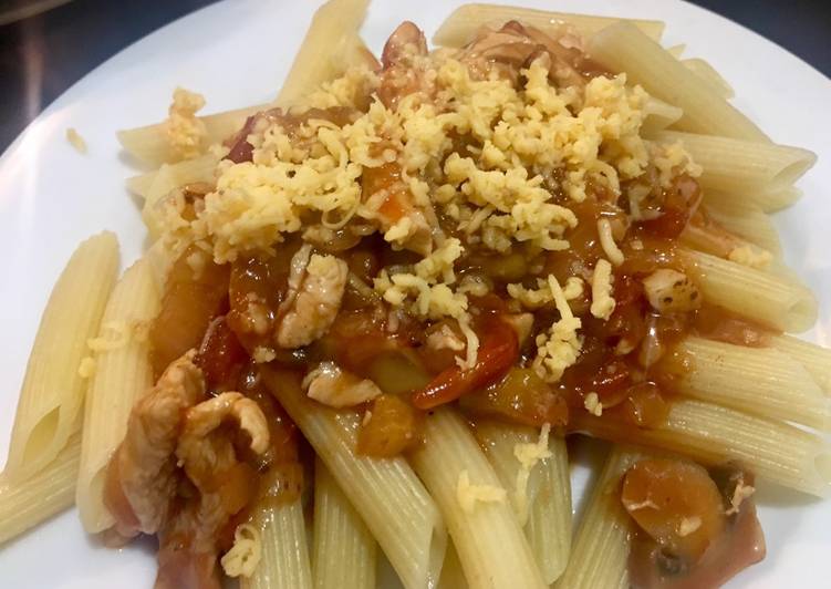 Penne with Chicken and mushrooms in tomato sauce