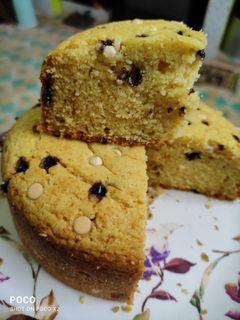 एगलेस व्हॅनिला चोको चिप्स केक (eggless vanilla choco chips recipe in marathi) रेसिपी चे मुख्य फोटो