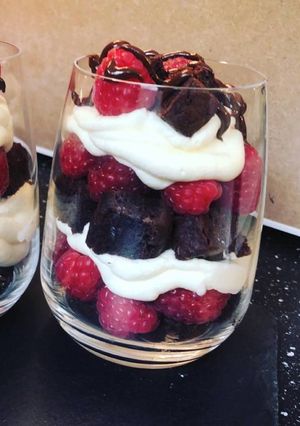 Une photo de Verrine framboise brownie