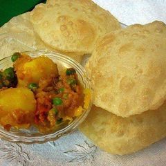 A picture of Puri and Dum aloo.
