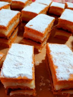 O poză a rețetei Prăjitură de post(foi cu bulion, crema de griș, dulceața prune).