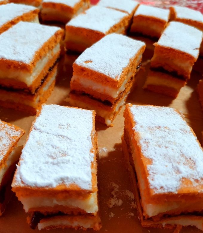 O poză a rețetei Prăjitură de post(foi cu bulion, crema de griș, dulceața prune).