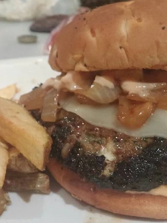 Recipe Burger Daging Sapi, Domba, dan Feta dengan Provolone, Bawang Karamel, dan Saus Lobak Rusia yang disajikan dengan Kentang Goreng which So Delicious