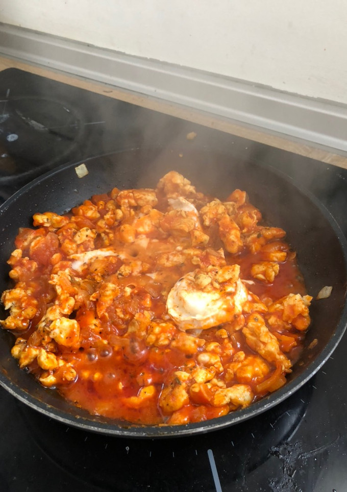 Una foto de Boloñesa de pollo y queso de cabra