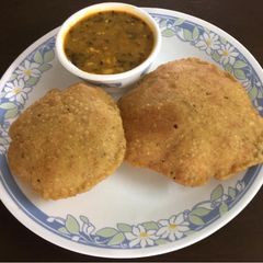 A picture of Bedmi puri and aloo.