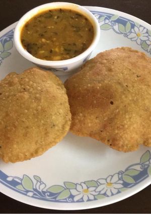 A picture of Bedmi puri and aloo.