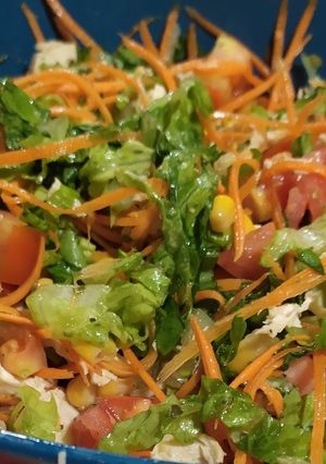 Una foto de Ensalada Verdura y pollo