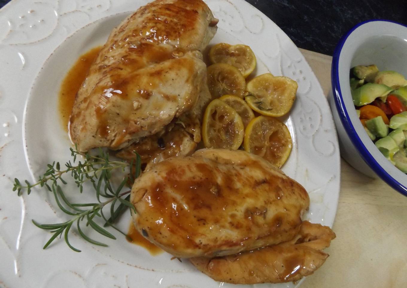 Pechugas de pollo con lima y hierbas frescas