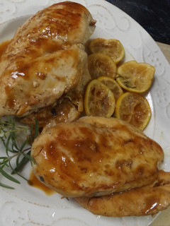 Una foto de Pechugas de pollo con lima y hierbas frescas