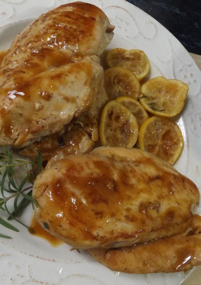 Una foto de Pechugas de pollo con lima y hierbas frescas