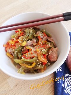 Une photo de Wok de bœuf aux poivrons et oignons