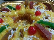 Una foto de rosca de reyes esponjoso