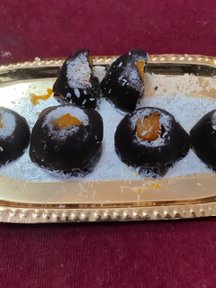 મેંગો કોકોનટ ચોકલેટ (mango coconut chocolate recipe in Gujarati) રેસીપી મુખ્ય ફોટો