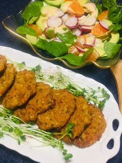 Una foto de Hamburguesas Saludable con Quinua y Ensalada de Frutas 🍊🥑 vegetales con Salsa Griega !🥗