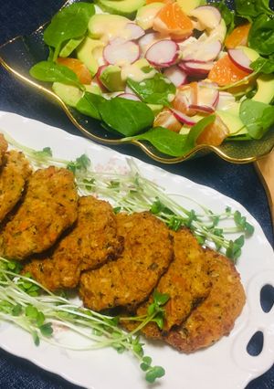 Una foto de Hamburguesas Saludable con Quinua y Ensalada de Frutas 🍊🥑 vegetales  con Salsa Griega !🥗