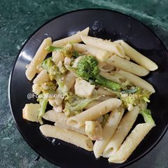A picture of White Sauce Broccoli Pasta.
