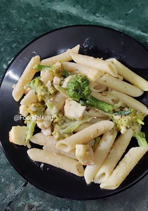 A picture of White Sauce Broccoli Pasta.
