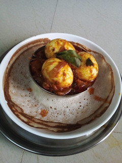 முட்டை கிரேவி ஆப்பம் (Muttai gravy & aappam recipe in tamil) செய்முறை முக்கிய புகைப்படம்